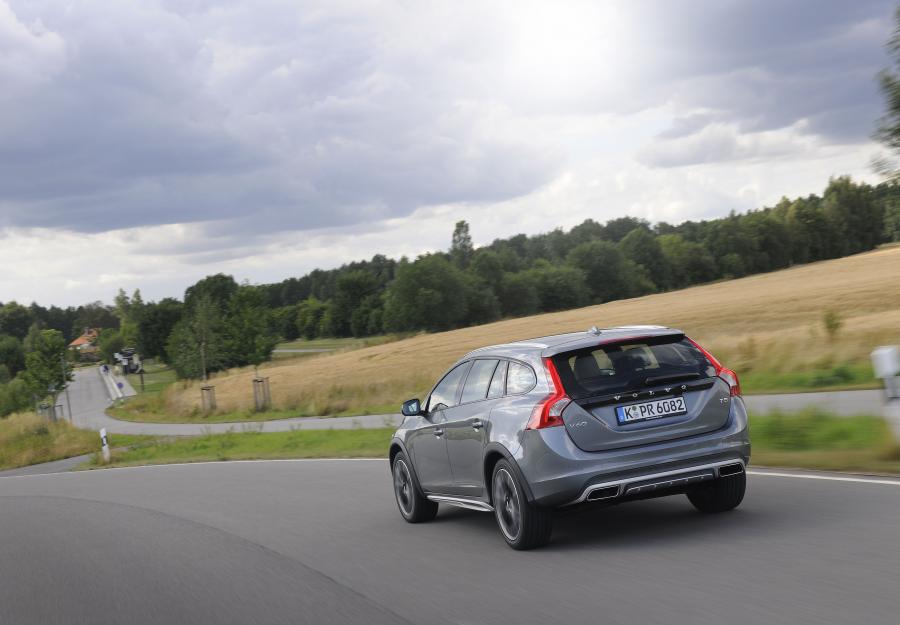  Volvo V60 T5 Cross Country 2015 года  (фото 23 из 38)